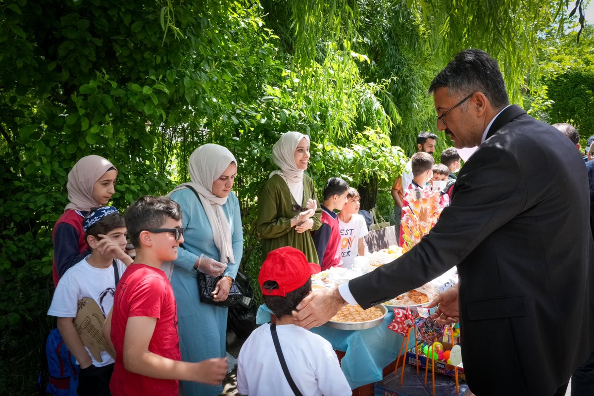 🔴 Vali Çelik, Şemdinli Altınsu Köyü Atatürk İlk ve Ortaokulu’nu Ziyaret Etti Vali Ali Çelik, beraberindeki protokol heyeti eşliğinde Şemdinli Altınsu Köyü Atatürk İlk ve Ortaokulu’nu ziyaret ederek düzenlenen etkinliklere katıldı. Vali Çelik ilk olarak ilk ve ortaokul