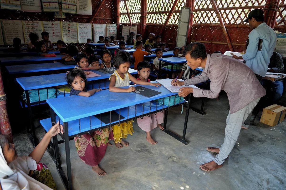 1/2 Alunne e alunni rohingya in due differenti classi di una scuola del campo rifugiati che li ospita, in Bangladesh. All’interno del campo, dove vive quasi un milione di persone, ci sono soltanto trenta scuola gestite da @UNICEF 🧵