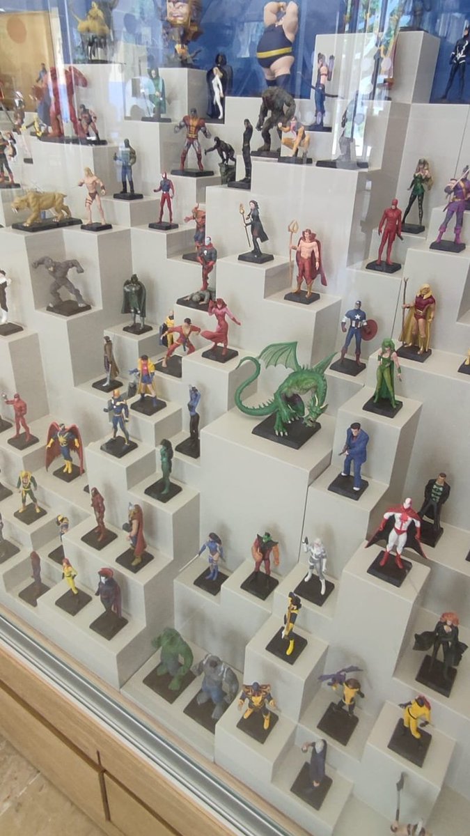 bibcanfabra's tweet photo. Heu vist la nostra col·lecció de figuretes de superherois? Es tracta d’una donació privada de figuretes de plom pintades a mà de @Marvel, a escala 1:21 i alçada de 9 cm. N’hi ha 233 i les trobareu al vestíbul! Us atreviu a identificar-ne els personatges? Va, comencem nosaltres! https://t.co/b9qCHcM5xY