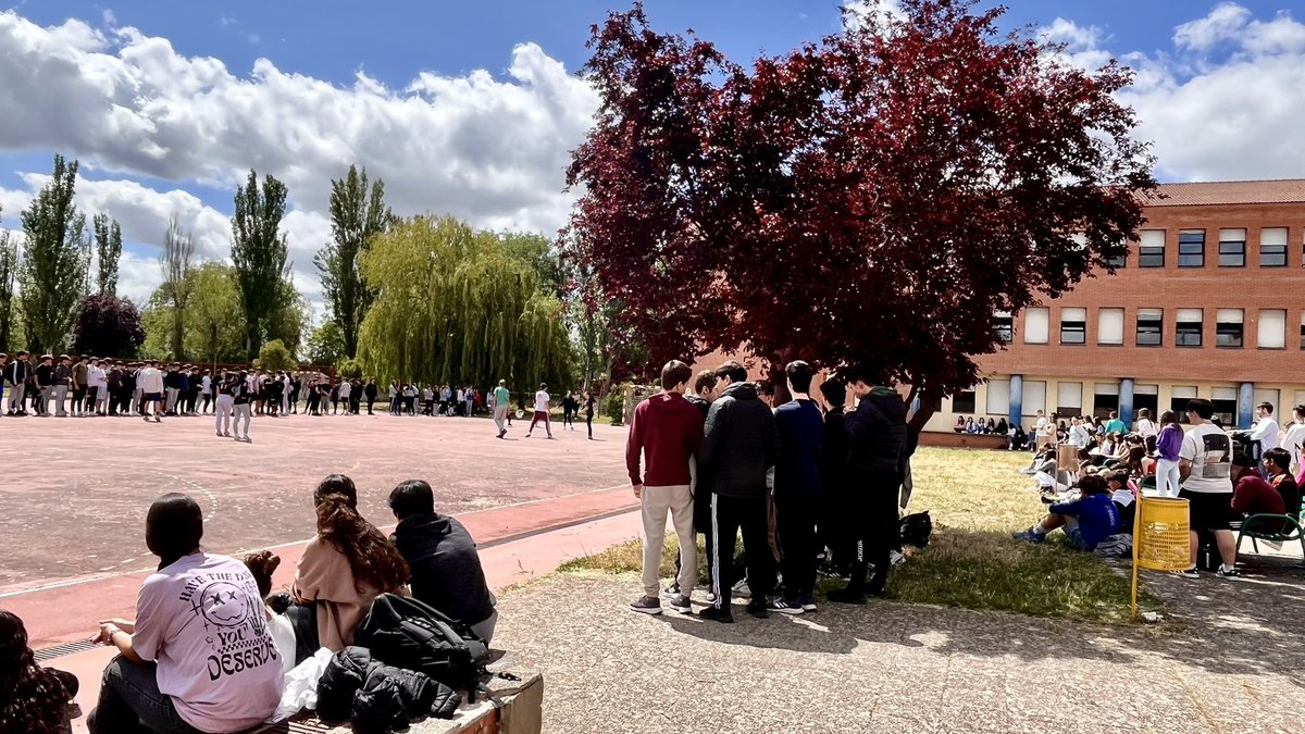 BalbasMarta's tweet photo. Torneo de fútbol. Fase de grupos. @IesVela ¡disfrutando en el recreo! https://t.co/0SZPD7Ag16