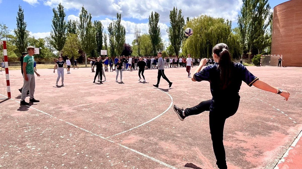 BalbasMarta's tweet photo. Torneo de fútbol. Fase de grupos. @IesVela ¡disfrutando en el recreo! https://t.co/0SZPD7Ag16