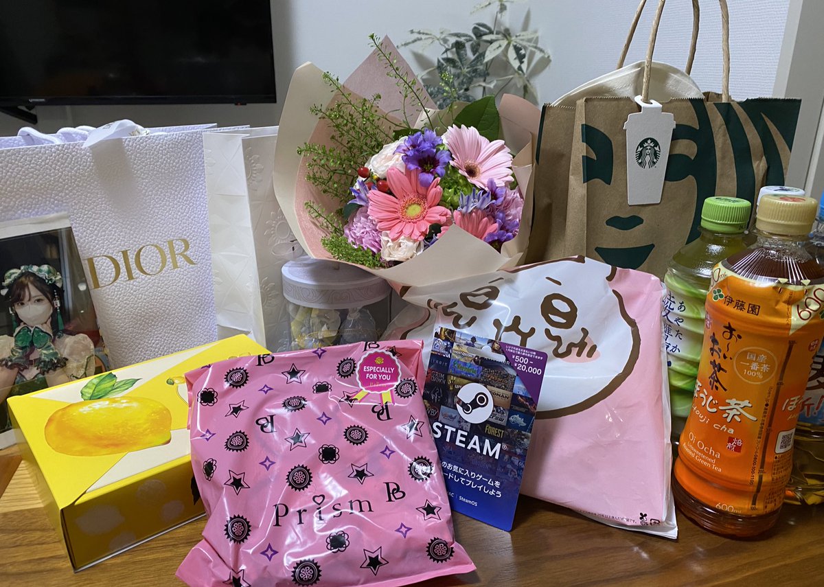平沢ゆなラストの日
みんな会いに来てくれてありがとう！
プレゼントも沢山ありがとう！(ジュースとか飲んじゃったのもあるけど笑)
7年間お世話になりました🙇‍♂️
今まで応援ありがとうございました💖✨️
（アカウントは残します🍀）
