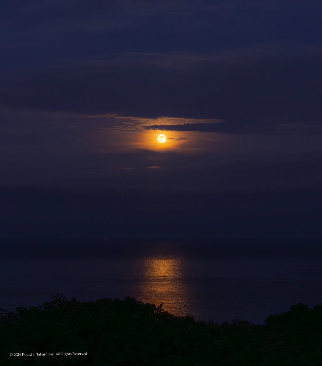 2024/05/23「フラワームーン」🌕 雲間から姿を現した満月が幻想的でした✨