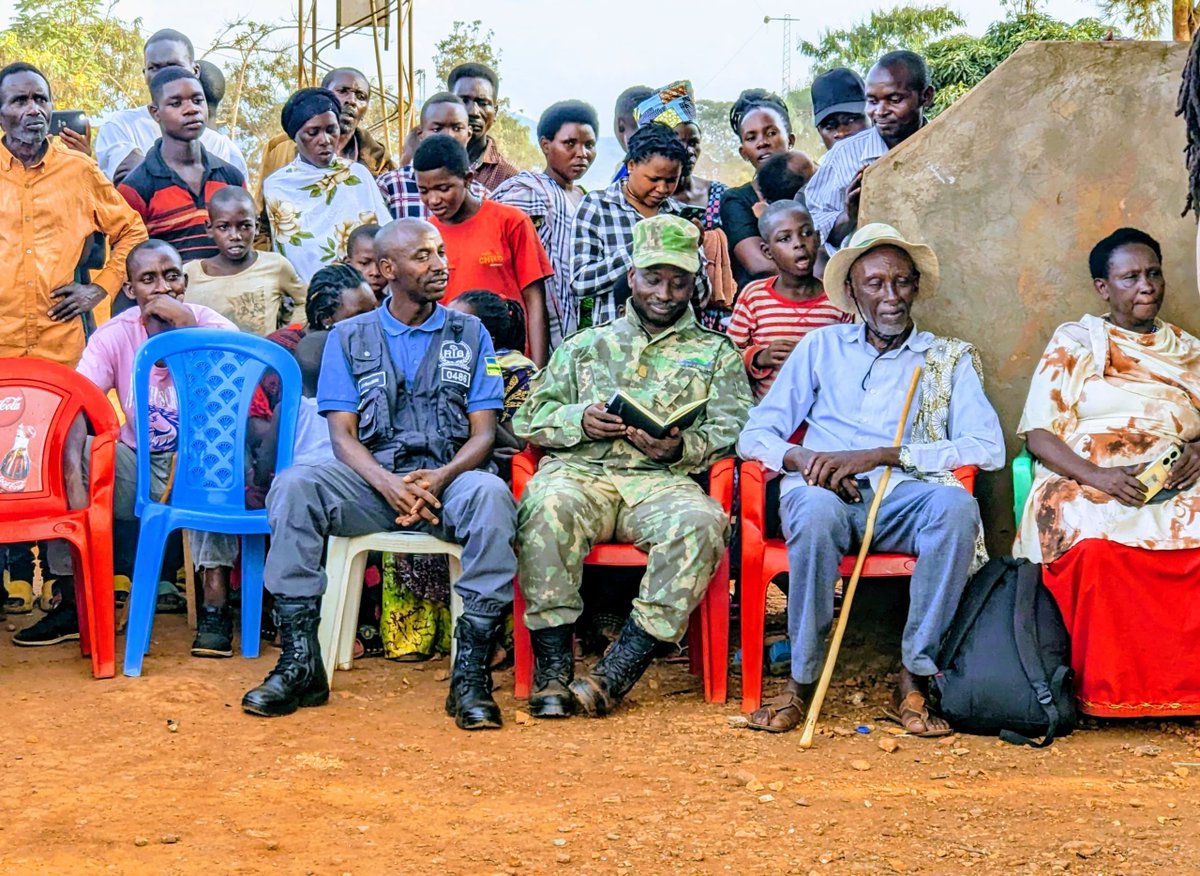 AkageraPark's tweet photo. Community liaison and Conservation Law Enforcement teams have been working on an anti-poaching campaign in the local community, meeting with villages to discuss conservation issues around the park. #CommmunityEngagement #Conservation #Akagera 1/3
📸: Sugira Pacifique https://t.co/BVemUAxM1J