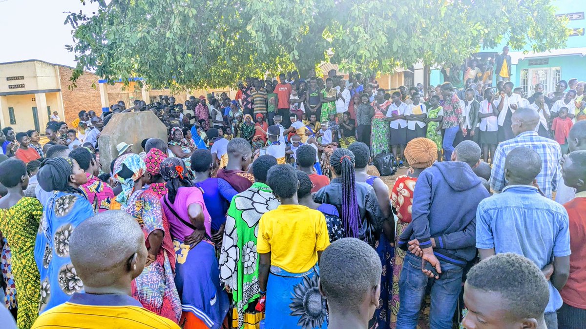 AkageraPark's tweet photo. Community liaison and Conservation Law Enforcement teams have been working on an anti-poaching campaign in the local community, meeting with villages to discuss conservation issues around the park. #CommmunityEngagement #Conservation #Akagera 1/3
📸: Sugira Pacifique https://t.co/BVemUAxM1J