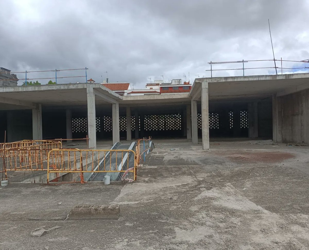 Ayto_VillaSB's tweet photo. El Ayuntamiento de Santa Brígida está preparando las bases para el Concurso de Proyecto y Obra del llamado “mamotreto”. Esta mañana, el alcalde de Santa Brígida, José Miguel Bravo de Laguna, visitó el lugar acompañado por la concejal de Urbanismo, María Lozano Lordán. https://t.co/joMs2uTxMk