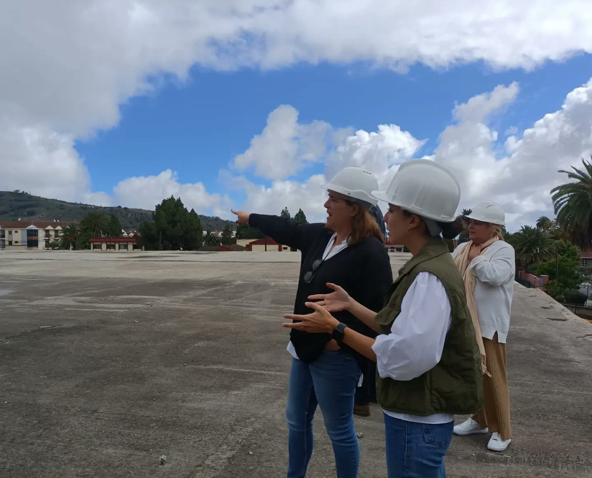 Ayto_VillaSB's tweet photo. El Ayuntamiento de Santa Brígida está preparando las bases para el Concurso de Proyecto y Obra del llamado “mamotreto”. Esta mañana, el alcalde de Santa Brígida, José Miguel Bravo de Laguna, visitó el lugar acompañado por la concejal de Urbanismo, María Lozano Lordán. https://t.co/joMs2uTxMk