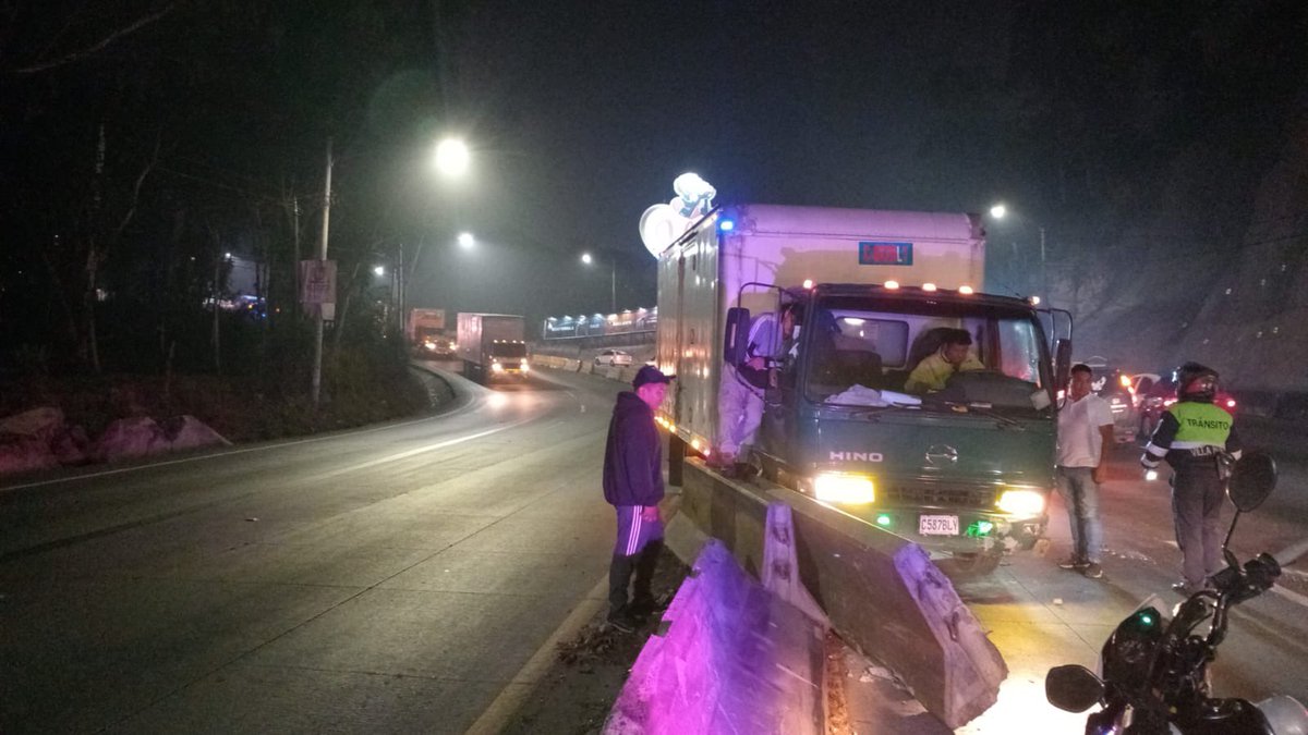 Durante la madrugada agentes de #PMT_VillaNueva reportan en la bajada de #Villalobos camión empotrado en los separadores viales.