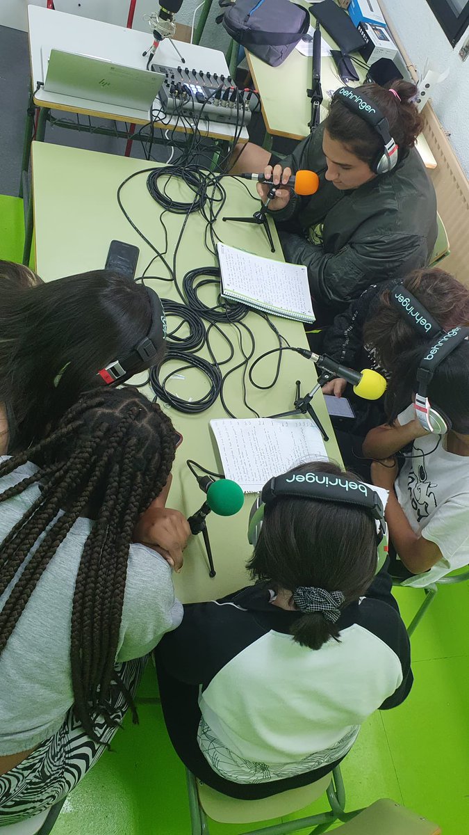 Los alumnos del @IES Salvador Dalí  ya están grabando podcast en la radio de nuestro centro. 👏👏👏👏👏