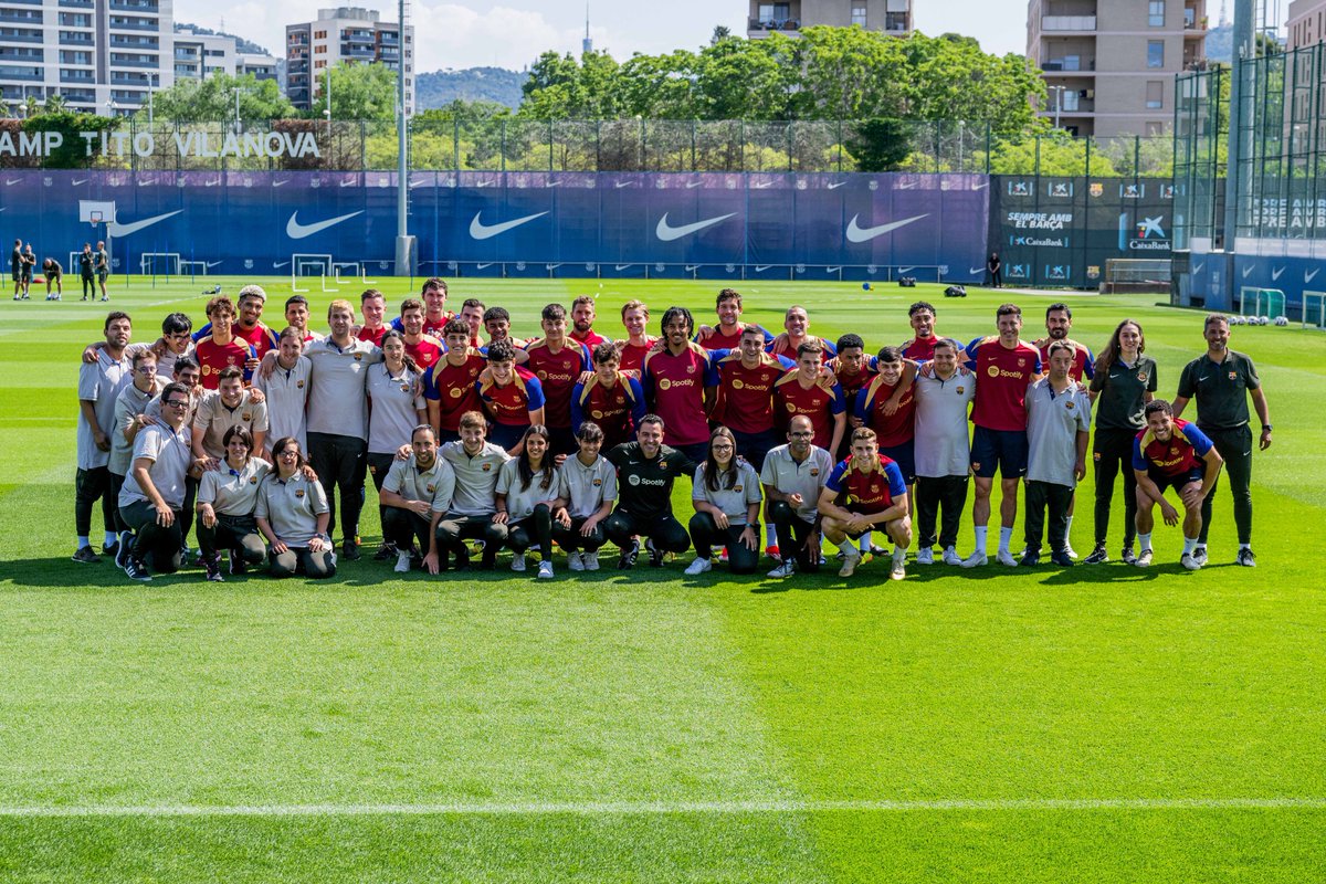 Foto de família amb l'equip Fundació Barça Genuine! 💙❤️ 🫶 @fcbgenuine @FundacioFCB