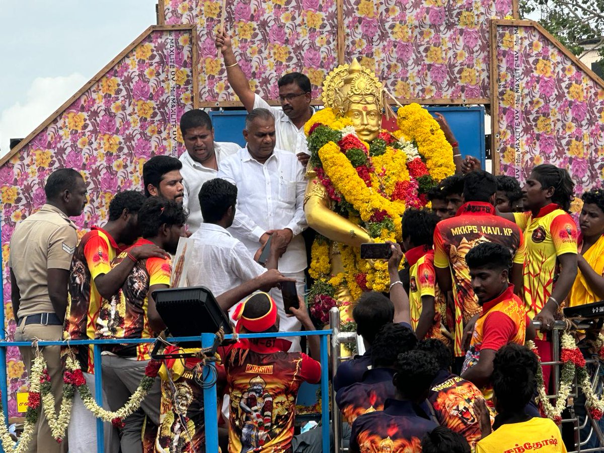 EcrPSaravanann's tweet photo. தமிழக வெற்றிக் கழகத்தின் தலைவர் தளபதி ��வர்களின் அறிவுறுத்தலின்படி

கழக பொதுச்செயலாளர் திரு.N.ஆனந்த் அவர்கள்

தமிழக வெற்றிக் கழகம் சார்பில் #பேரரசர் பெரும்பிடுகுமுத்தரையர் அவர்களின் சதய விழாவை முன்னிட்டு இன்று திருச்சியில் அவரது திருவுருவச் சிலைக்கு மாலை அணிவித்து மரியாதை செய்தார் https://t.co/sbMpaM1OrR
