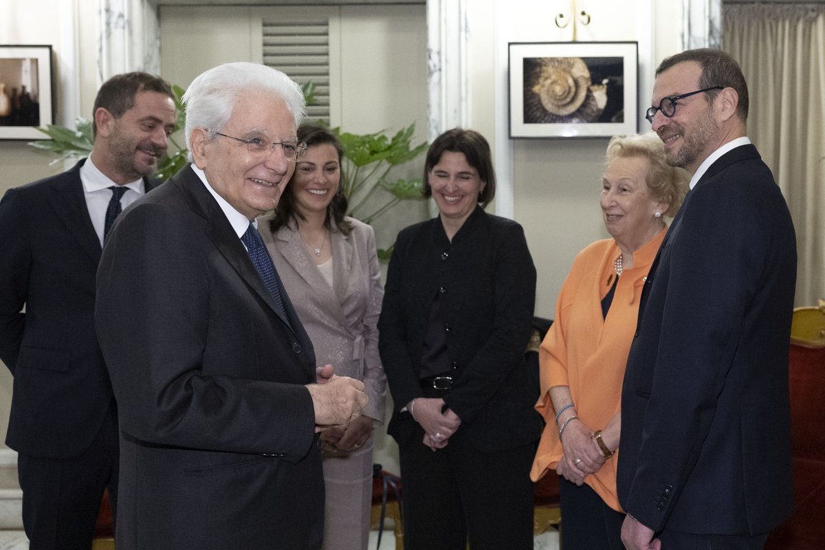 TV2000it's tweet photo. 🇮🇹 #Mattarella cita Giovanni #Goria: attuale Carta costituzionale è anche quella futuro
Quelli indicati come punti debolezza sono punti forza

Il presidente ad #Asti per il  trentennale morte dell'ex  presidente del Consiglio

[nelle #foto al teatro e con i famigliari] https://t.co/CHlTFeK25L