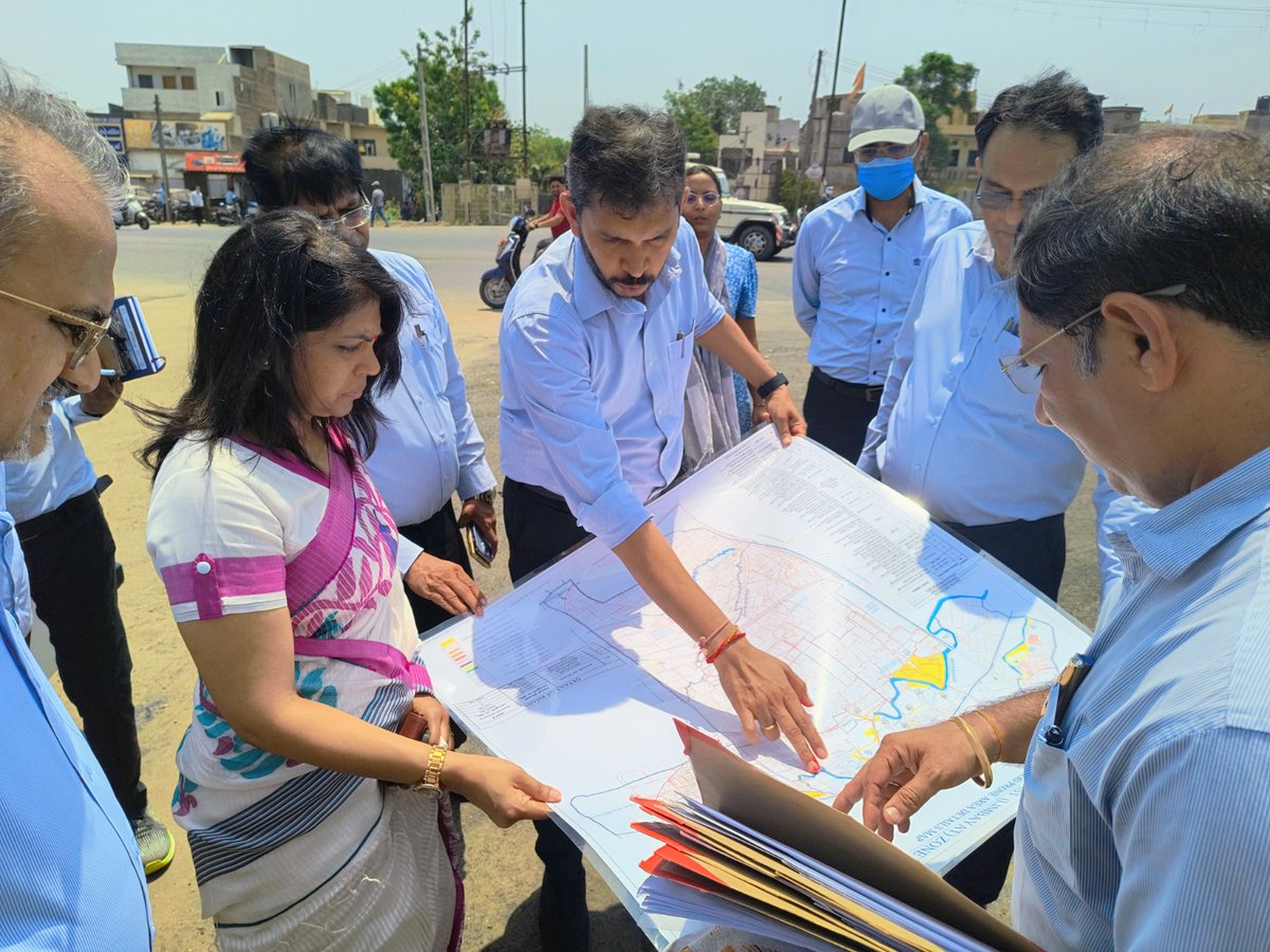 માન. કમિશ્નર શ્રીમતી શાલીની અગ્રવાલ IAS દ્વારા લીંબાયત ઝોન વિસ્તારમાં પ્રિમોન્સૂન કામગીરીના ભાગરૂપ ખાડી સફાઈ, ઇનલેટ ચેમ્બર સફાઈ અને અન્ય કામગીરીની સમિક્ષા કરી જરૂરી સુચના અને માર્ગદર્શન આપવામાં આવ્યું.