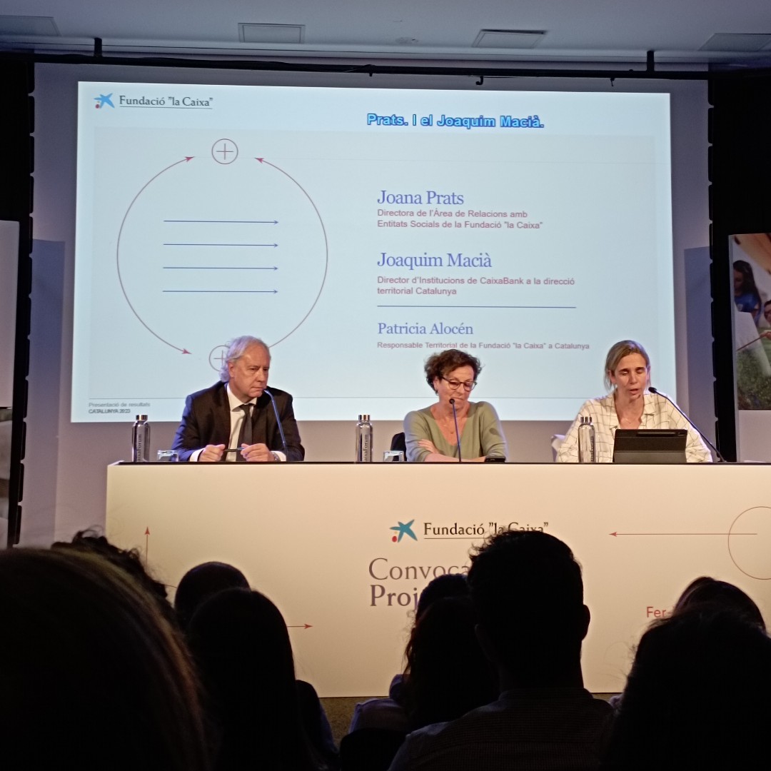assocVINCLE's tweet photo. Ahir vam ser a la presentació de la Convocatòria de #ProjectesSocials finançats per la @FundlaCaixa a #Tarragona.

El programa #DonatImpuls de VINCLE, adreçat a #dones dels Barris de Ponent de la ciutat, ha estat finançat íntegrament a través d'aquesta convocatòria. https://t.co/18y8JIj581