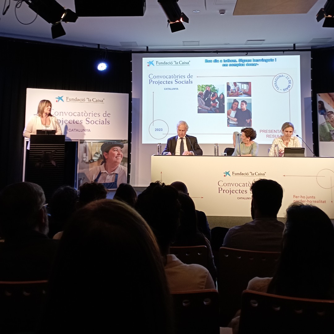 assocVINCLE's tweet photo. Ahir vam ser a la presentació de la Convocatòria de #ProjectesSocials finançats per la @FundlaCaixa a #Tarragona.

El programa #DonatImpuls de VINCLE, adreçat a #dones dels Barris de Ponent de la ciutat, ha estat finançat íntegrament a través d'aquesta convocatòria. https://t.co/18y8JIj581