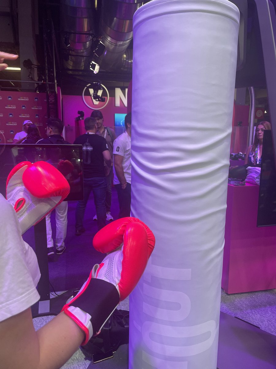 Améliorez vos performances sportives grâce à l’#IA. Ce sac de frappe connecté vous permet de connaitre vos points forts/faibles en direct <a href="/VivaTech/">VivaTech</a>