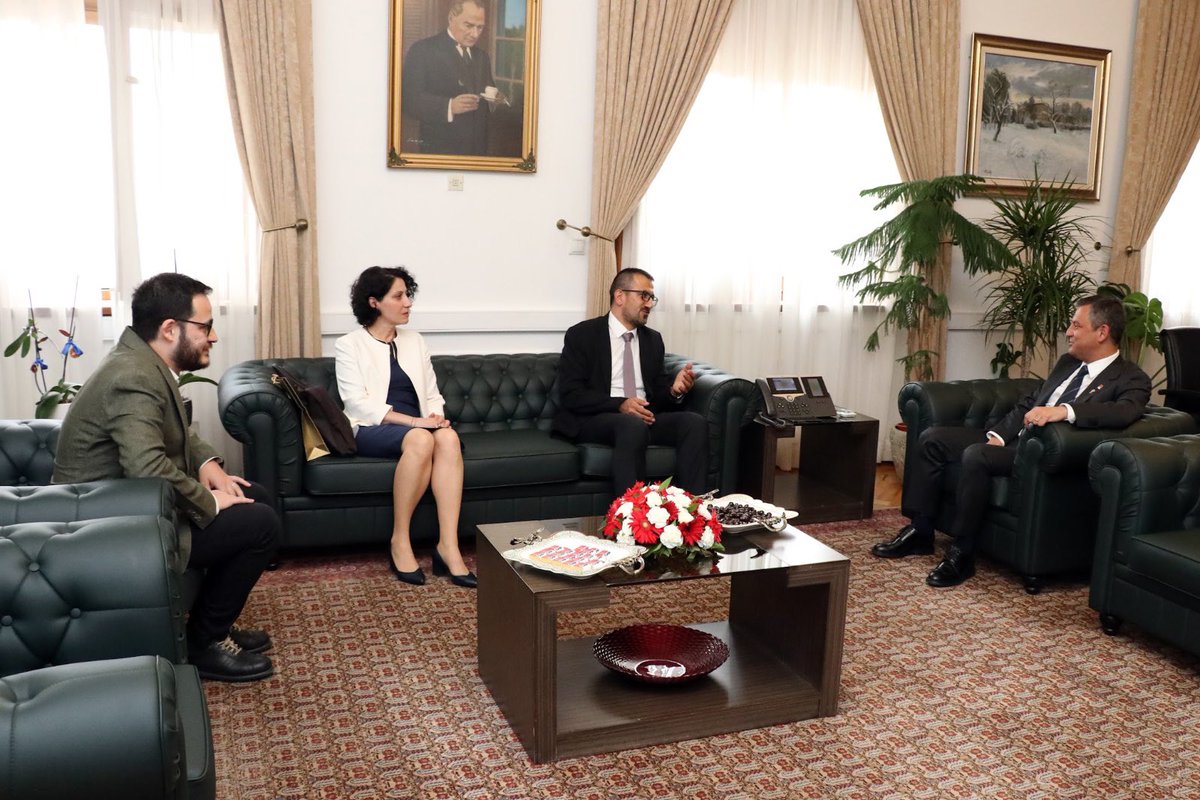 TGS_org_tr's tweet photo. CHP Genel Başkanı Sayın Özgür Özel’i TBMM’deki makamında ziyaret ettik. 

Kendisiyle gazeteciliğin güncel sorunlarıyla ilgili görüştük.

Bizi ağırladığı için teşekkür ederiz. https://t.co/fqDN2G9YWH