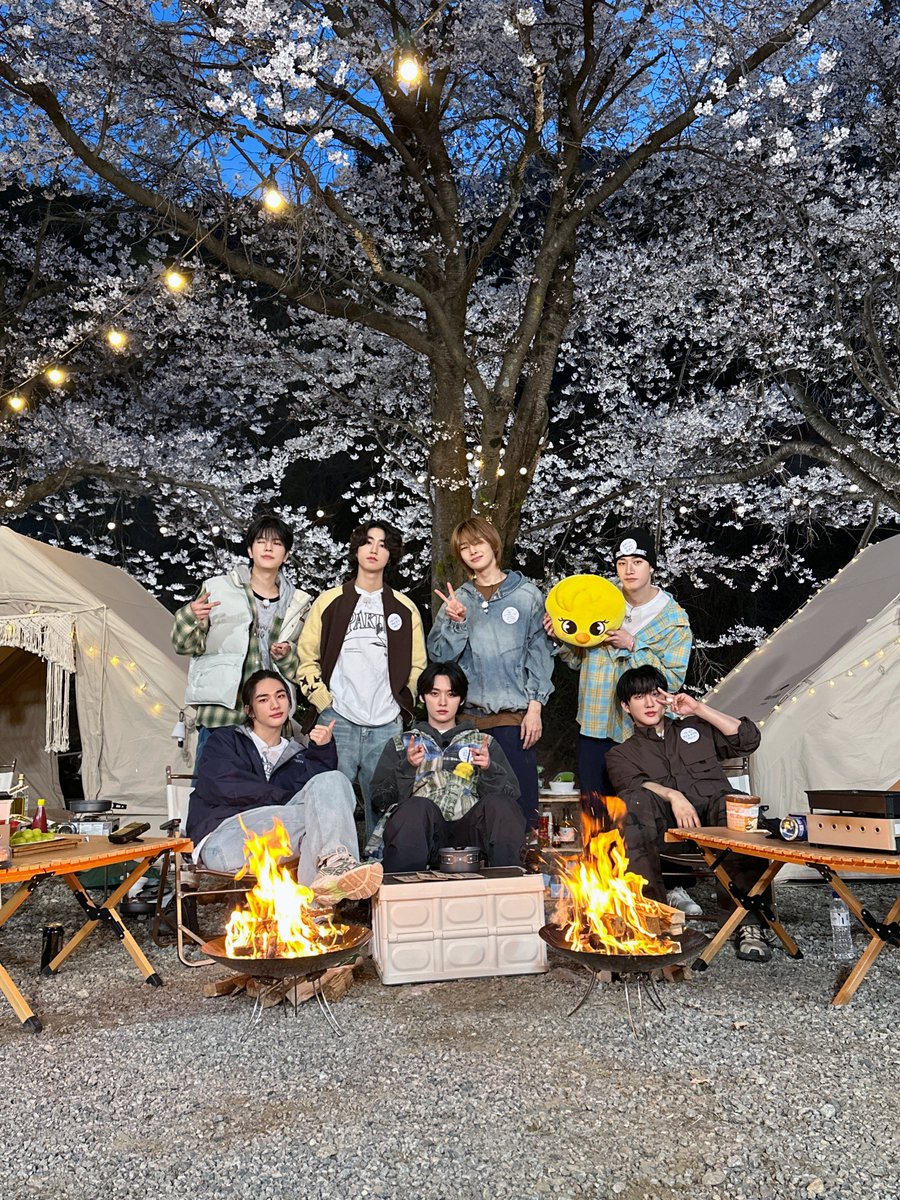 Stray_Kids's tweet photo. [SKZ-BEHIND📸]

산 좋고 물 좋은 노노캠핑🏕
떨어지는 별빛 사이 무르익은 분위기🌌

#StrayKids #스트레이키즈
#스키즈코드 #SKZCODE
#노노캠핑
#KnowKnowCamping
#YouMakeStrayKidsStay https://t.co/JRD2WHsDAb