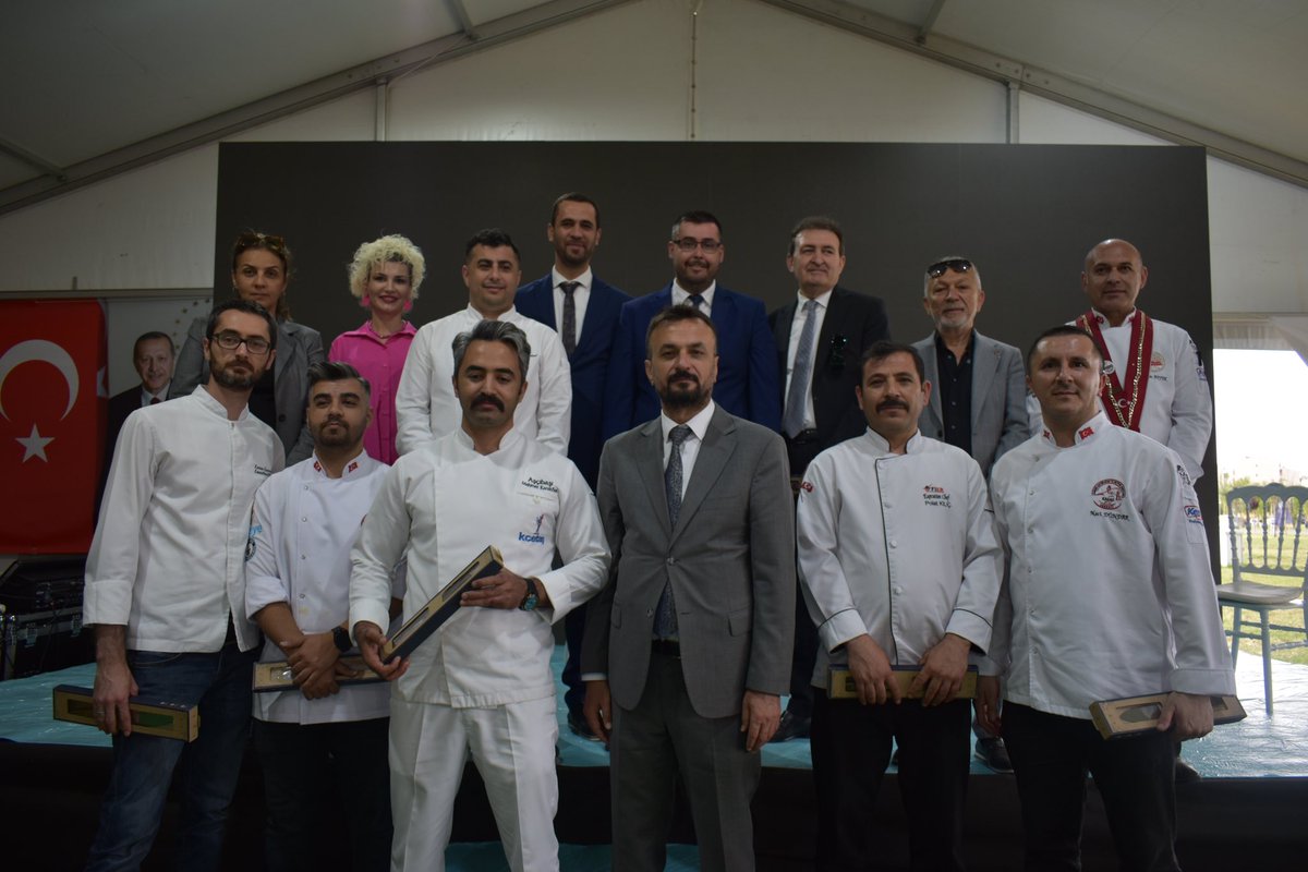 MustafaUlker0's tweet photo. + uzman diyetisyenimiz Türk mutfağının tanıtılması, konaklama işletmelerinin Türk mutfağına bakış açısı, Türk mutfağının sağlık boyutu, Türk mutfağı özelindeki etkinliklerin önemi ve yerel mutfağın geleceği konusunda bilgi verdiler. İlgili alana katkı sağlamasını dileriz. https://t.co/n10Nih7D6Y