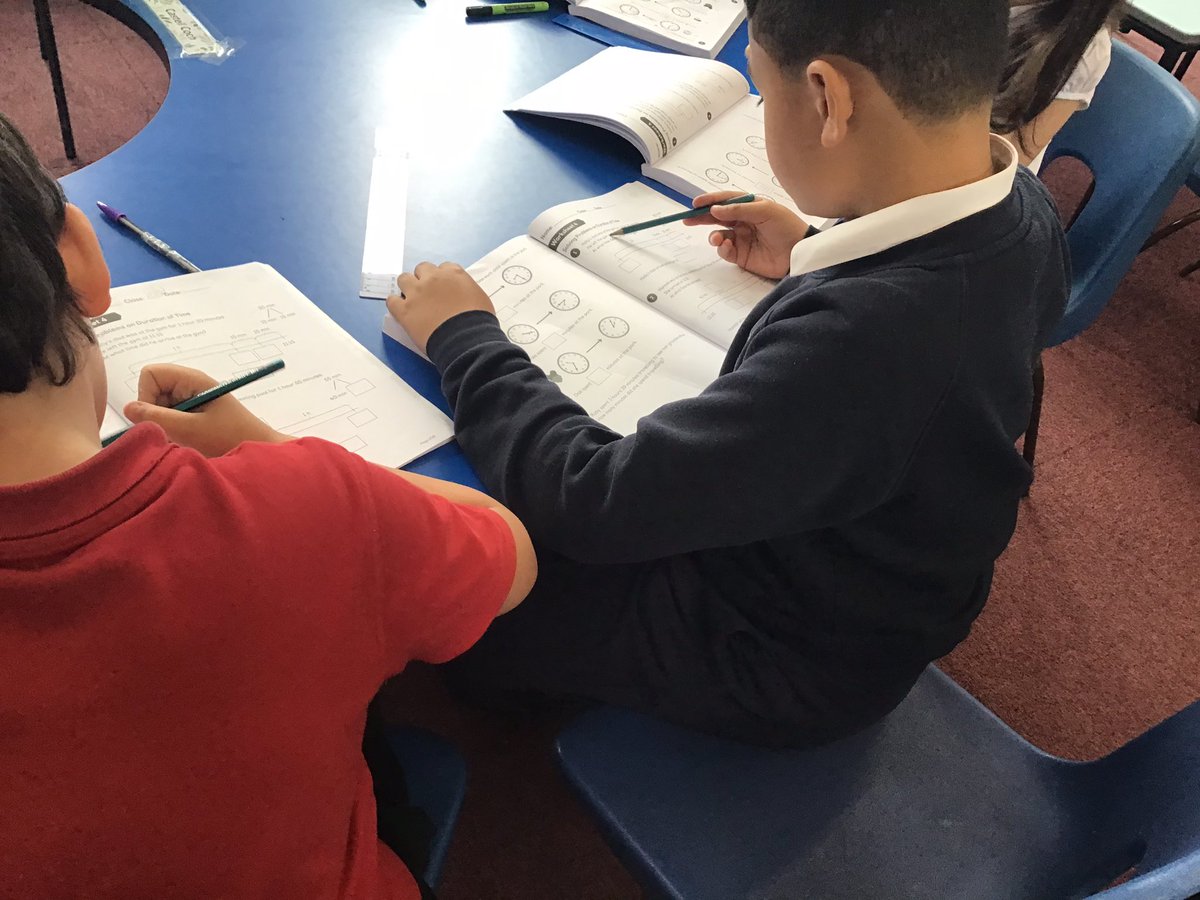 Holtonprimary's tweet photo. Year 4 are trying to master Time. Converting hours into minutes and practising reading an analogue clock.
#HPSYr4. #HPSMathematics https://t.co/LCgokDVxa6