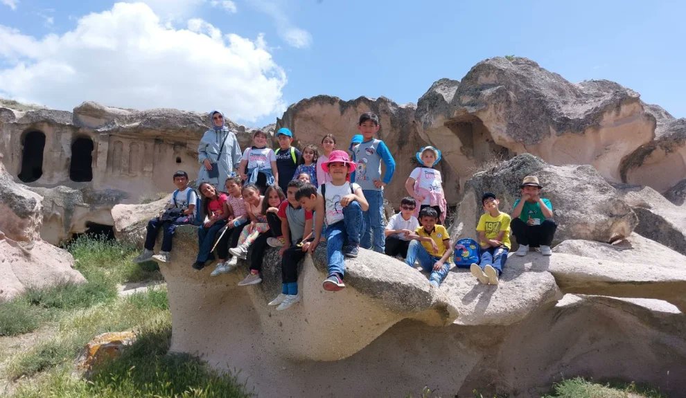 Nevşehir İl Milli Eğitim Müdürlüğümüz tarafından yürütülen Maarif50 çatı projesi kapsamında 100 Yılda 100 Yer 100 Öğrenci etkinlikleri kapsamında ilçemiz Atatürk İlkokulu öğrencileri tarafından gerçekleştirilen faaliyetlerimiz.