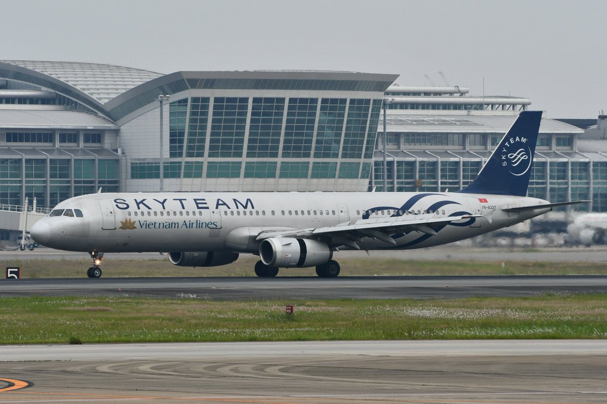 RJFF/FUK
HVN A321-231 VN-A327
久しぶりにベトナム航空のスカイチーム塗装機を見れました。