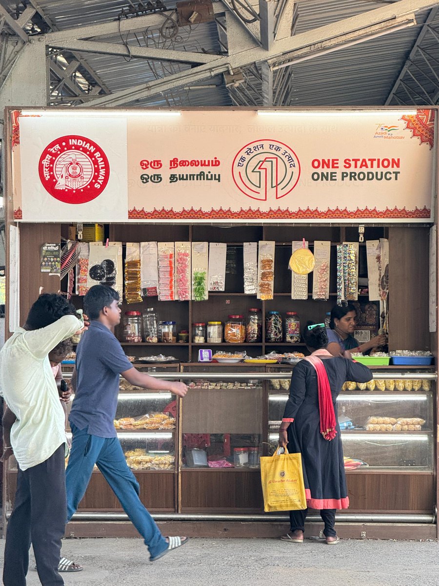 #ParkRailwayStation now offers a delightful collection of native sweets, candies & snacks to satisfy your food cravings while traveling! 🍭🍬🍪 Don’t forget to shop for your favorite goodies at #OneStationOneProduct stall at #RailwayStation. 🍫 #SouthernRailway #VocalForLocal