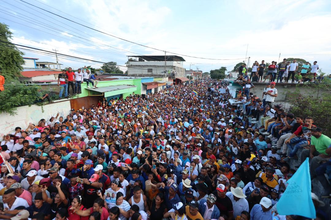 @CaraboboConVzla Sé de muchas empresas, comercios, que de manera voluntaria darán a sus trabajadores el lunes 29 de julio el día libre para que puedan quedarse frente a los Centros de Votación hasta la hora que sea necesaria en resguardo de su voluntad de que en Venezuela se