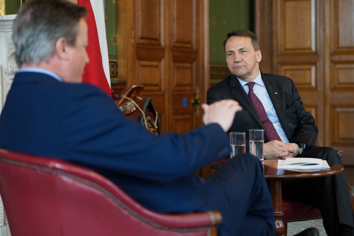 Foreign Secretary @David_Cameron welcomed Polish Foreign Minister @SikorskiRadek to London this morning. As close NATO partners, the UK and Poland are working together on security, defence, and keeping up support for our friends in Ukraine. 🇬🇧🇵🇱