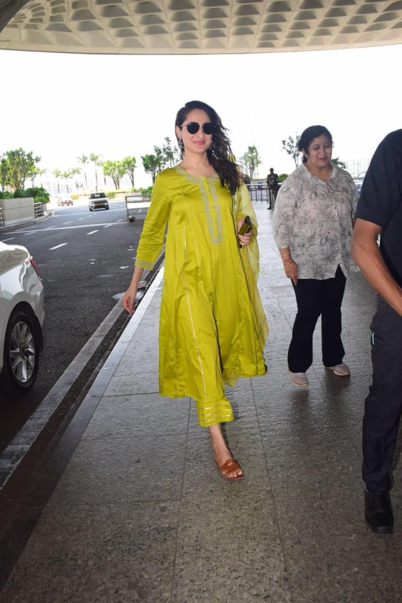 #PragyaJaiswal looks stunning in Indian as she heads to commence the shoot of her next film! #FirstIndiaFilmy