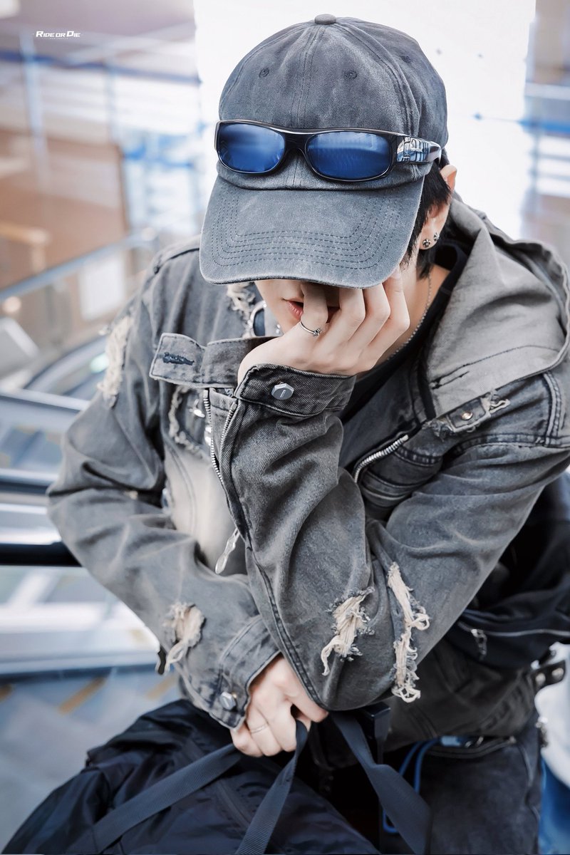 elinayourluve's tweet image. He is taking my breath away, damn hot 🔥
#BuildJakapan @JakeB4rever