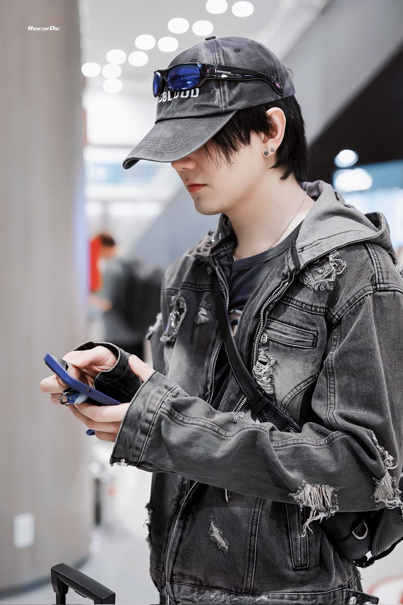 elinayourluve's tweet image. He is taking my breath away, damn hot 🔥
#BuildJakapan @JakeB4rever