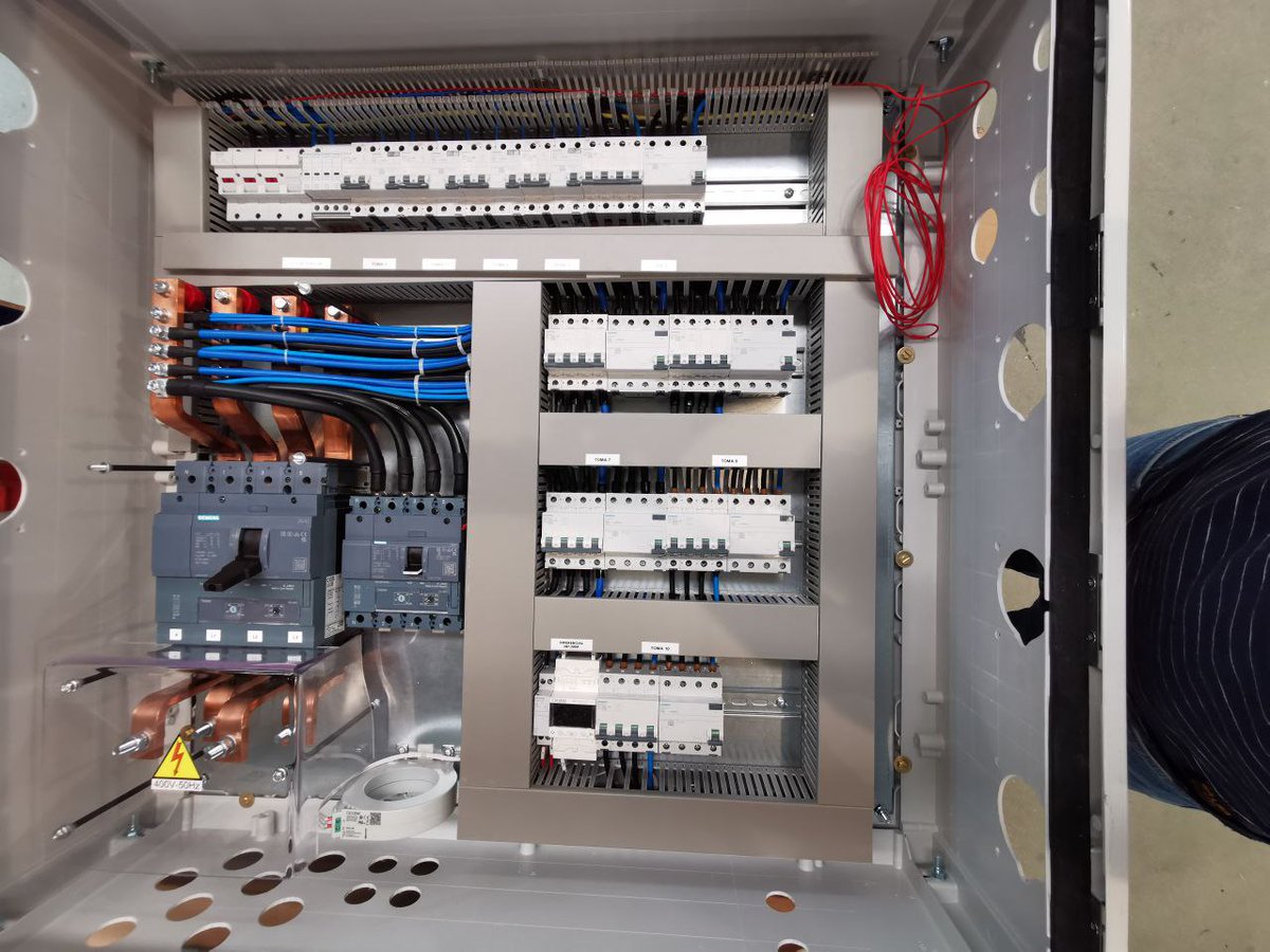 ReleProPLC's tweet image. Cuadros eléctricos en proceso, con protecciones SENTRON de @siemens_ind  Interruptores automáticos en caja moldeada, protecciones magnetotérmicas y diferenciales. ¡ME SIENTO SEGURO!