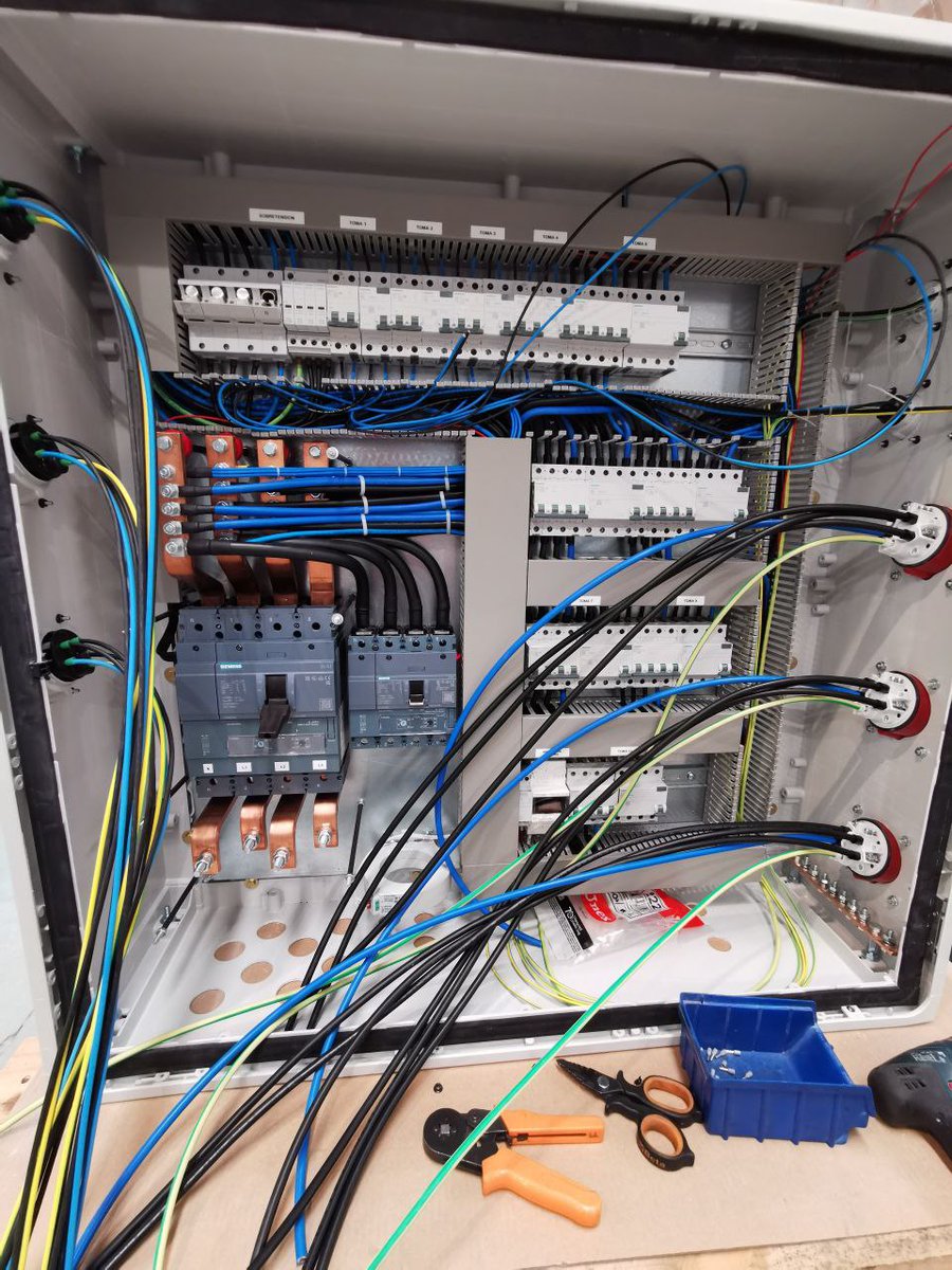 ReleProPLC's tweet image. Cuadros eléctricos en proceso, con protecciones SENTRON de @siemens_ind  Interruptores automáticos en caja moldeada, protecciones magnetotérmicas y diferenciales. ¡ME SIENTO SEGURO!