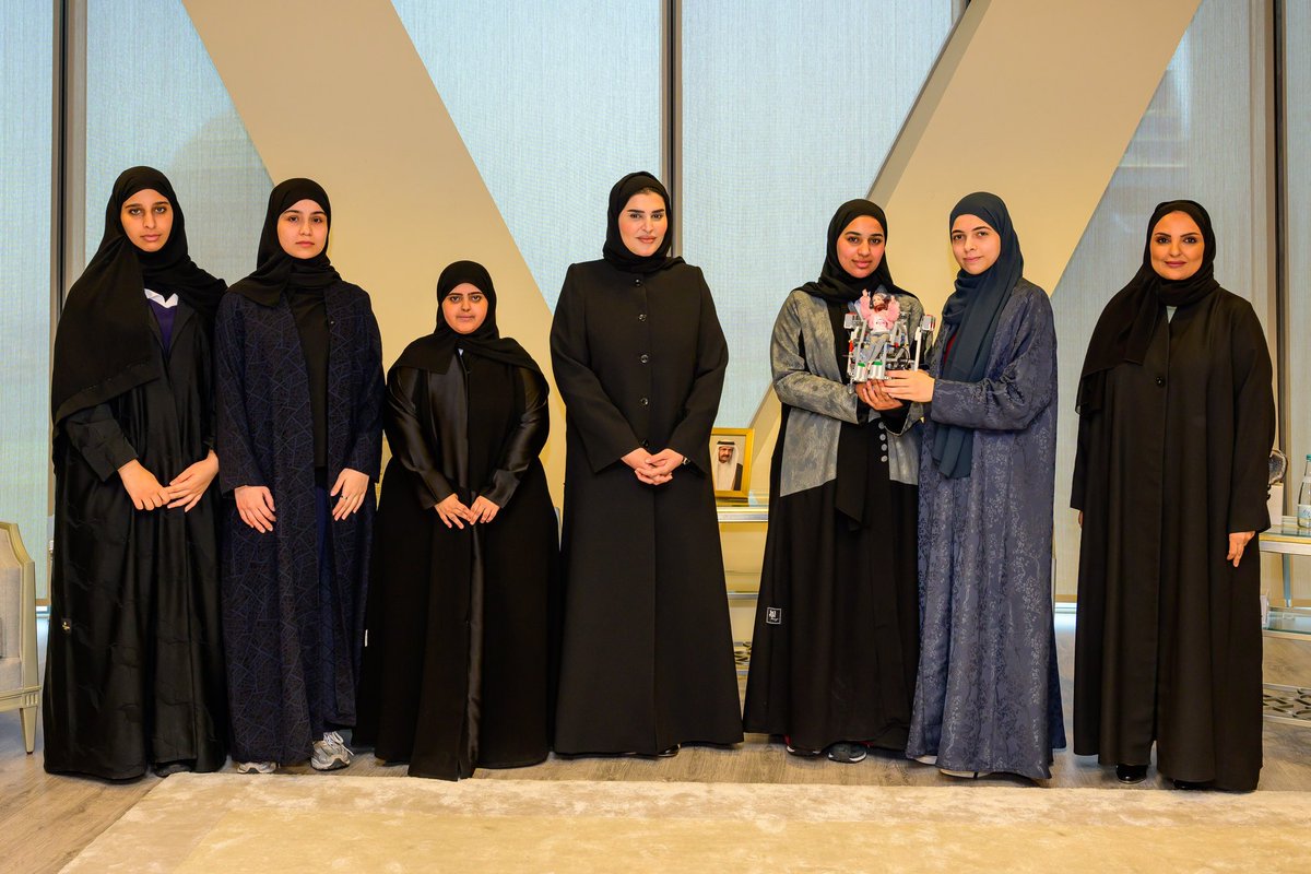 🔍📸| سعادة السيدة مريم بنت علي بن ناصر المسند وزير التنمية الاجتماعية والأسرة

تلتقي بالطالبات الفائزات في #مسابقة_إحسان_للبحث_العلمي_والابتكار  في  نسختها السابعة والاستماع لأفكار أبحاثهنّ القيّمة لخدمة كبار السن وتفعيل دورهم في المجتمع.

#qatar | #قطر | #events | #فعاليات🇶🇦