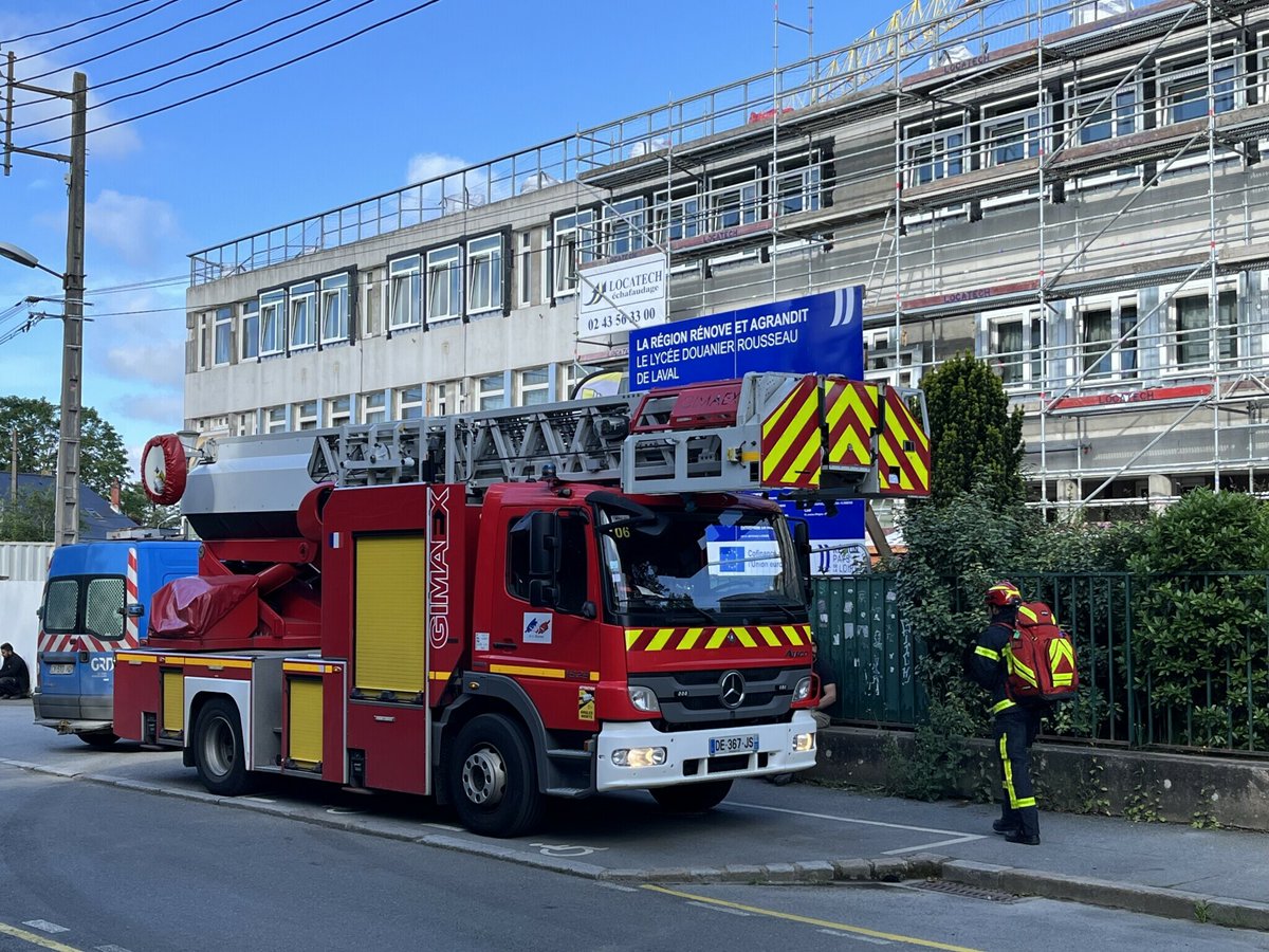 MAYENNE : Explosion d'une bombe artisanale au lycée Douanier Rousseau à #Laval. Pas de blessé. 850 élèves et enseignants ont été évacués. La direction parle 'd’un acte de malveillance'. Une bouteille contenant un mélange réactif a été découverte dans un couloir (Ouest-France).