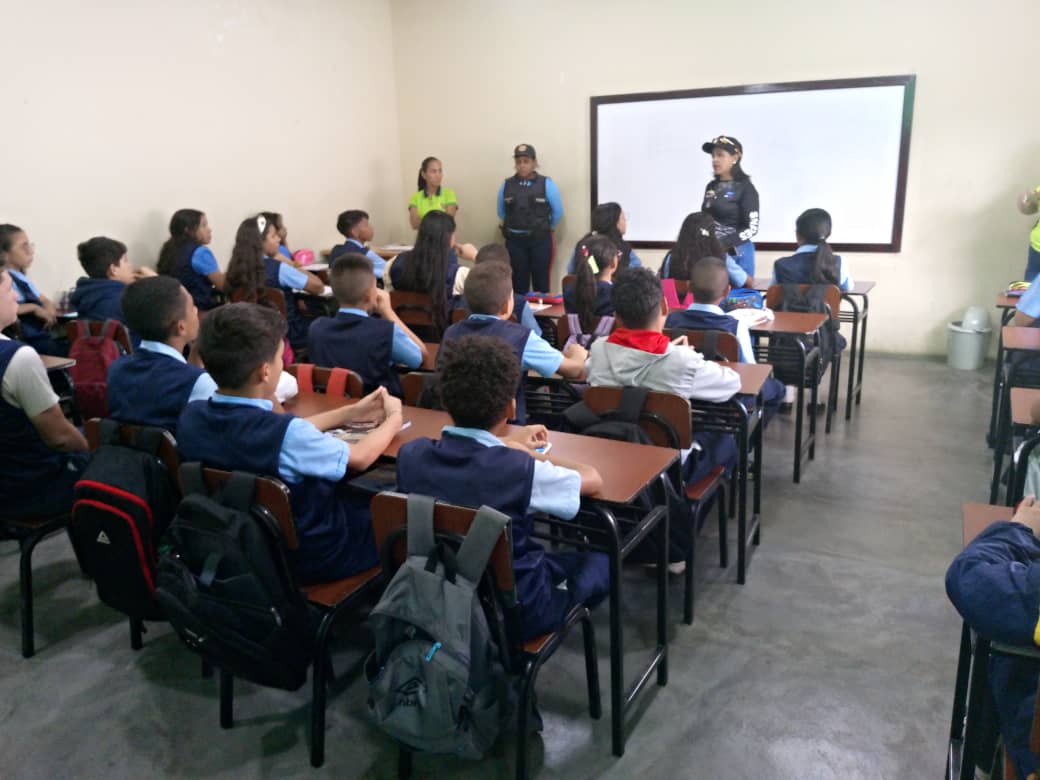 #23MAY||#Entérate Desde el municipio Roscio, @SENADES_BOLIVAR en la U.E. Angostura del Orinoco, llevó a cabo el conversatorio 'Construyendo Mi Futuro como Oportunidad de Vida'. a  Estudiantes de 3er y 4to año reflexionaron sobre los factores de riesgo y protección en su entorno