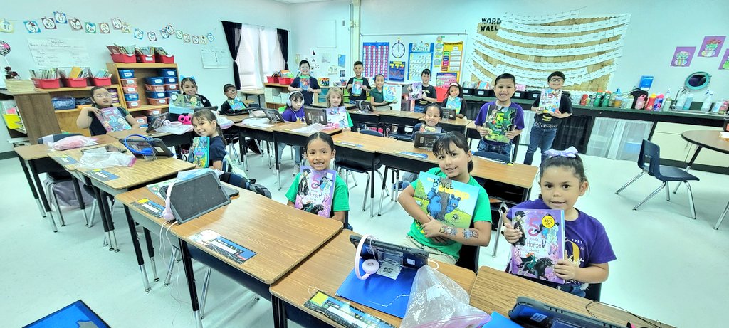 Gifting books for our Summer reading is such a joy! Thanks @SOCORROAFT for your donation to our Hornets! We are readers! #TeamSISD #GreatnessOnTheHorizon