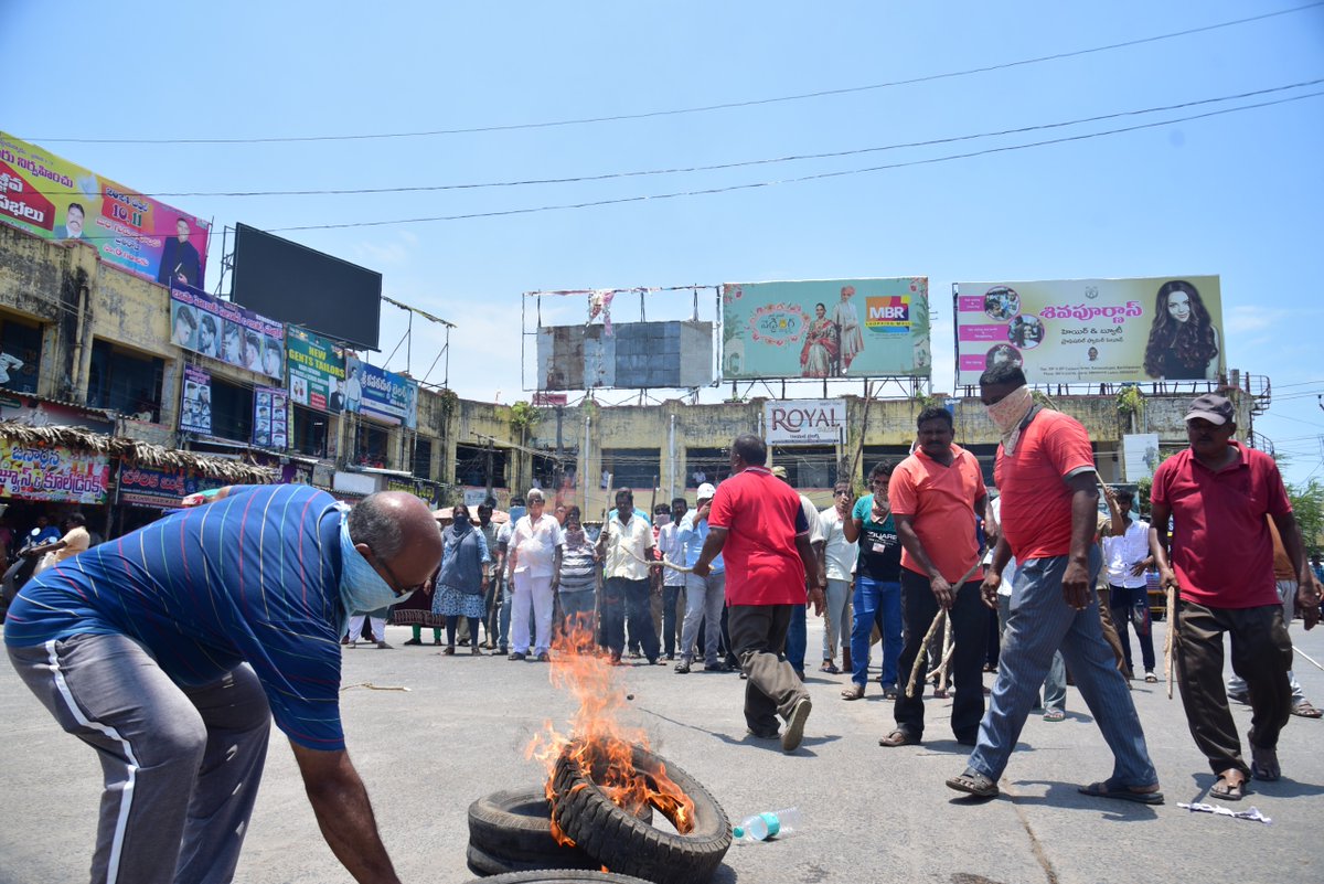 జిల్లా ఎస్పీ శ్రీ అద్నాన్ నయీం అస్మి ఐపీఎస్ గారి ఆదేశాల మేరకు ఆధ్వర్యంలో ఆర్ముడ్ రిజర్వు పోలీస్ సిబ్బంది కోనేరు సెంటర్ సర్కిల్ నందు'మాబ్ ఆపరేషన్'మాక్ డ్రిల్ నిర్వహించారు. @APPOLICE100 @CEOAndhra #ElectionUpdate #awareness