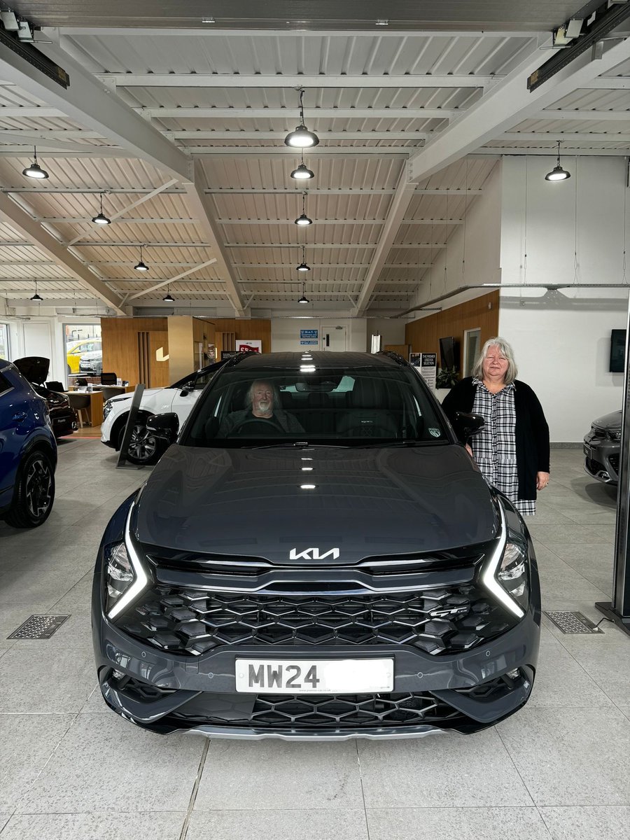 #PremierPeople 📸

Congratulations to Cath France, pictured collecting her brand new Sportage from Paul Smith at our Rochdale showroom 🎉

Thank you for choosing Premier Cath, we wish you many miles of smiles with your new Kia 😍😀

@KiaUK 

#Kia #Sportage #Rochdale #newcar