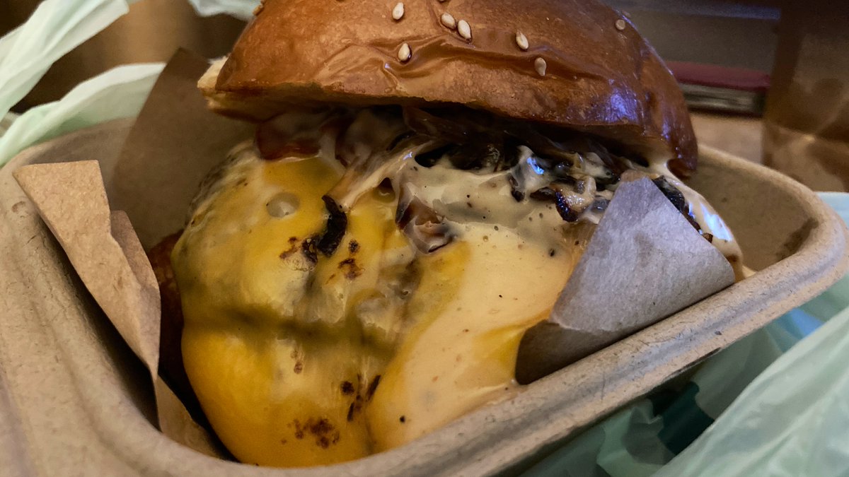 DarrylDaugherty's tweet photo. Bacon cheeseburger and fries from @Awesomesaucebkk in W District nr Phra Khanong BTS #DiningWithDarryl #BeefyGoodness https://t.co/V2rTEmUbCq