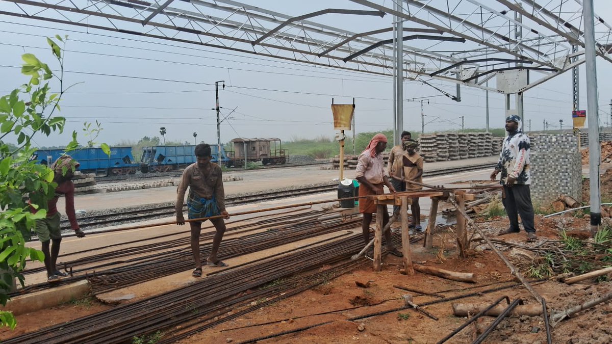 🚉Under the #AmritBharatStationScheme

 🏗️New FOB Reinforcement Work Progressing at Platform 1, #Ariyalur Railway Station, #TiruchchirappalliDivision

#SRInfraUpdates
@GMSRailway @RailMinIndia @pibchennai