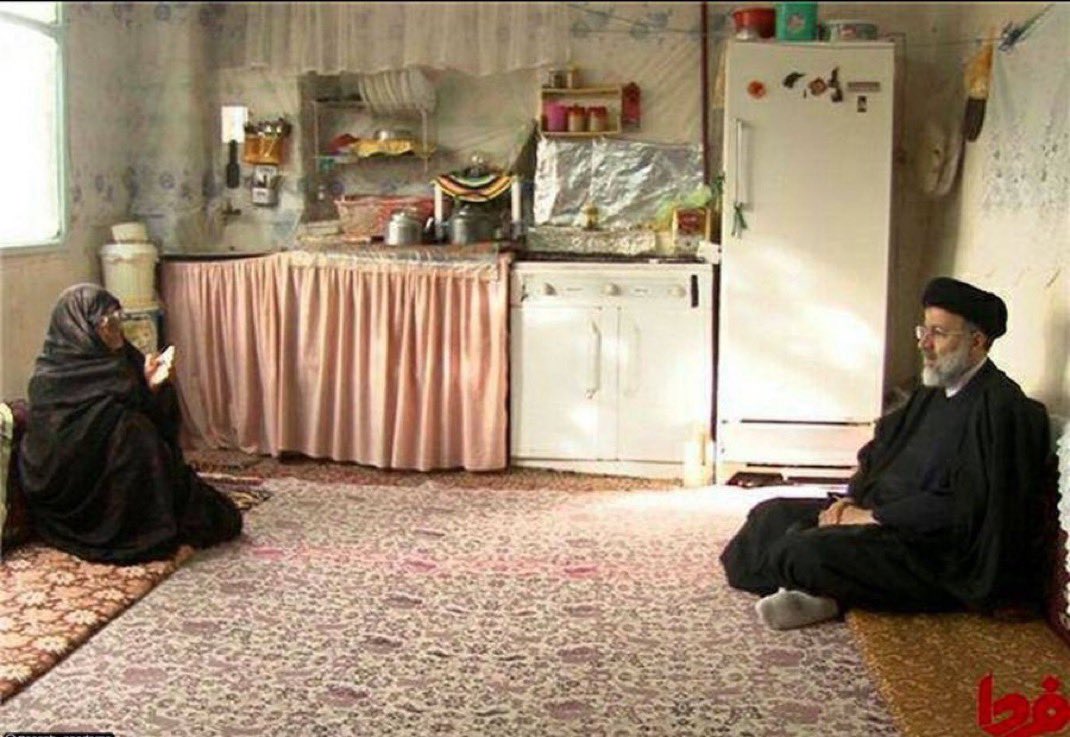 Foto de la última visita del Presidente Iraní Ebrahim Raisi, visitando a su madre, en su pequeña y humilde vivienda.