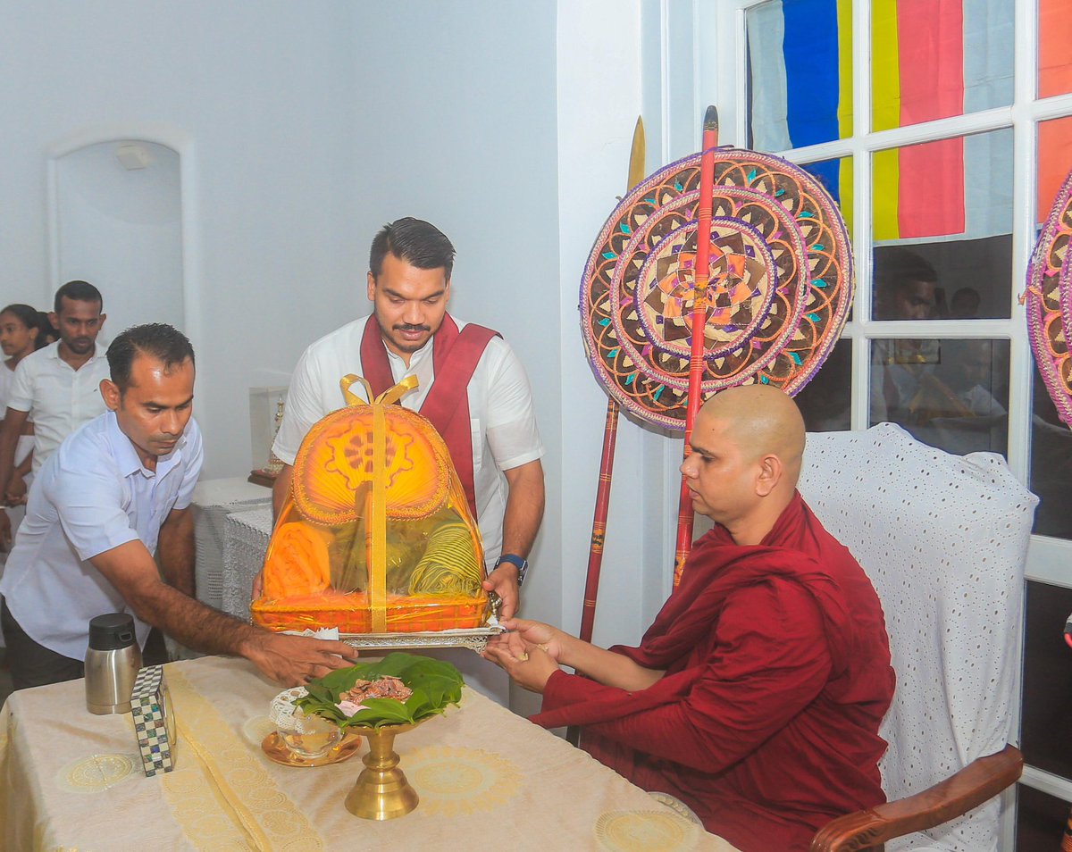 Wishing everyone a blessed Vesak! 🙏🏽 As we celebrate the birth, enlightenment, and passing of Lord Buddha, may his teachings of compassion and peace guide us all. Today, we had a Bana ceremony with Hon. @PresRajapaksa. Let's spread kindness and build a harmonious society.