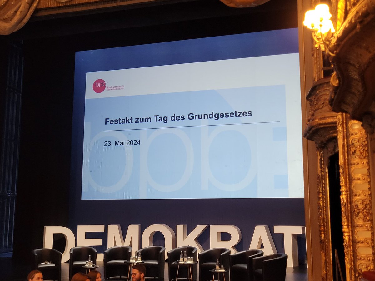 ultras_gg's tweet photo. Thomas und @PukeRockt vertreten uns heute bei dem Festakt zum #TagDesGrundgesetzes von der @bpb_de im Berliner Ensemble. Hier werden heute Menschen geehrt die sich für #Demokratie & #Toleranz engagieren. #75JahreGrundgesetz https://t.co/nrFfSW2hiE