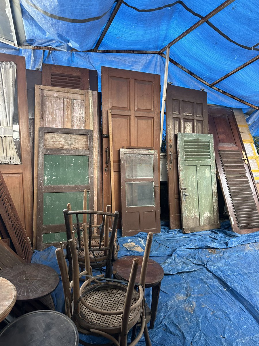 harizsoeoed's tweet photo. Postingan ini gw dedikasikan untuk jerih payah keluarga gw dan jatuh bangun menjalankan bisnis kuliner yang udah berjalan lebih dari 15 tahun. 

Postingan akan terus diupdate. Dimulai dari “kerangka” di rumah kita yang baru ini. 

#huizetrivelli https://t.co/SIhDdZ7R4c