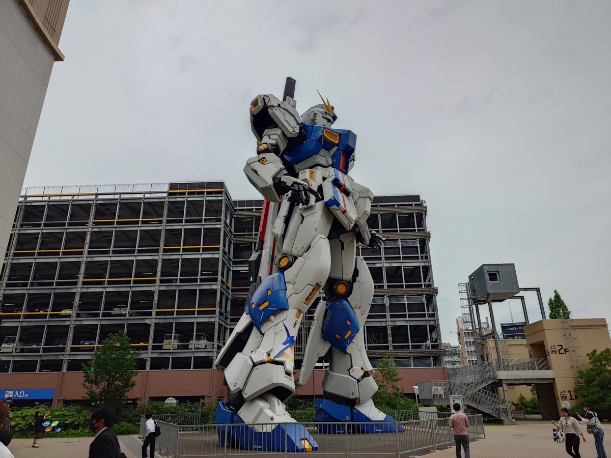 Today, I visited a life size Gundam statue near a Fukuoka mall called LaLaport. What an amazing statue. This statue can move it's arms and head. Also, it lights up at night. It was a cool experience to see in-person!