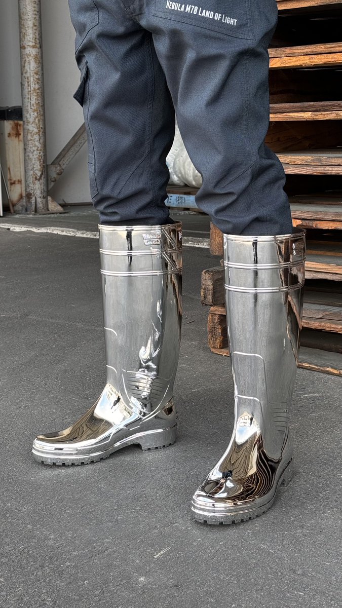 2年前にメッキシルバーで直接塗装した長靴。 次は蒸着メッキレベルに