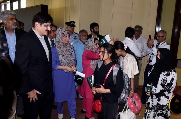 Sindh Chief Minister @MuradAliShahPPP received stranded Pakistani students from Bishkek, Kyrgyzstan on their arrival at Jinnah Terminal, Karachi, Sindh.