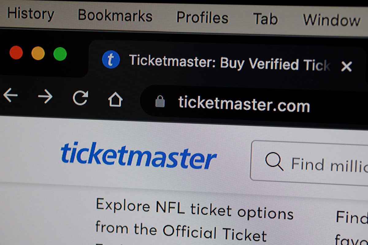 Source: The Department of Justice is set to call for concert/ticketing giant Live Nation to be broken up, a remarkable claim in an antitrust lawsuit the department is expected to file in New York this morning. Story: rollingstone.com/music/music-ne…